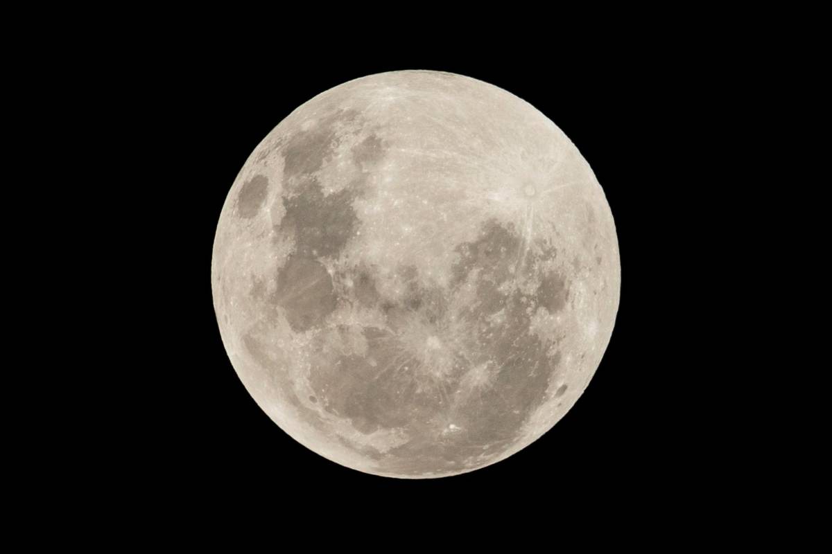 El eclipse pudo verse a simple vista, aunque es mejor con binóculos o telescopio. FOTO: EFE