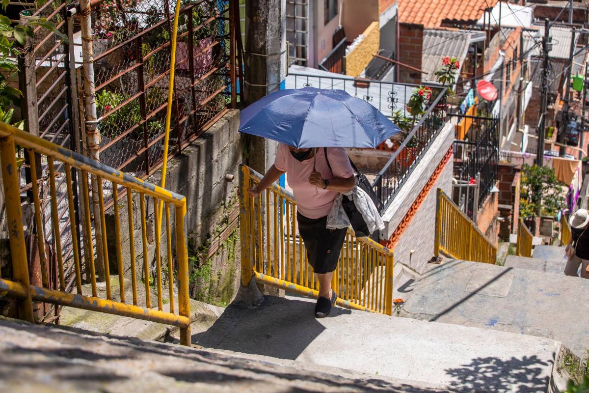 A las personas que residen en el barrio 20 de Julio les toca subir y bajar la misma cantidad de escalones todos los días, y a veces en varias ocasiones. FOTO: CARLOS VELÁSQUEZ