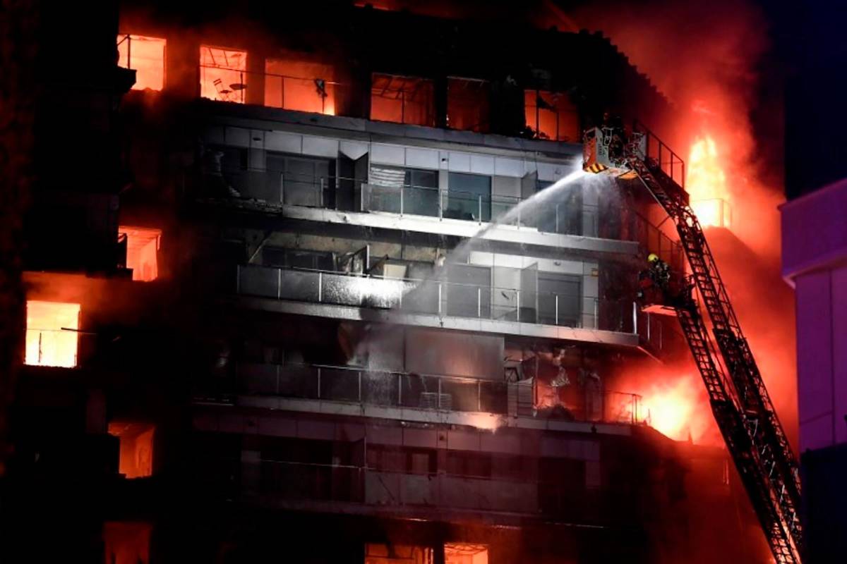 Los Bomberos intentan frenar el avance de las llamas que rápidamente se han extendido al bloque de al lado, que también está muy afectado. Foto: Getty