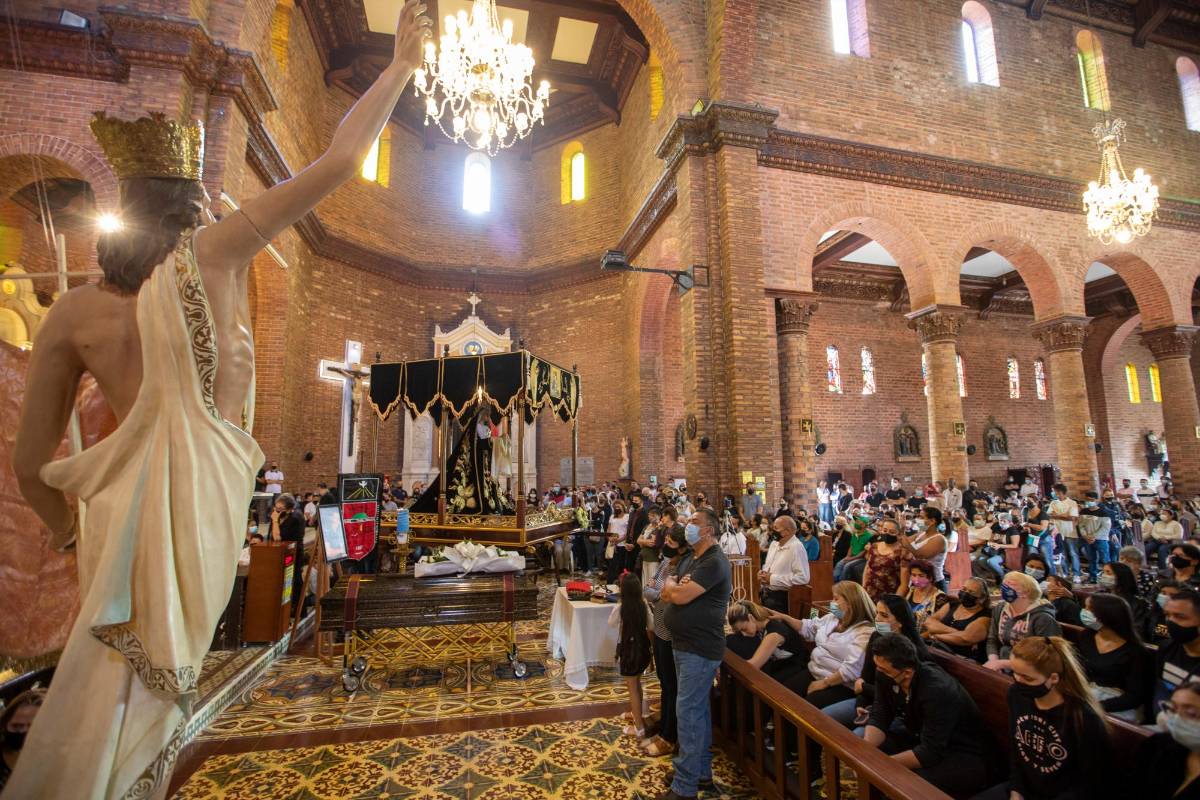 ”Carlos Mario fue un líder entregado a la iglesia. Él ayudaba a los muchachos que estaban por ahí en la calle, consumiendo drogas, y les hablaba de Dios”, dice Sergio Vásquez, su amigo. Foto: Edwin Bustamante