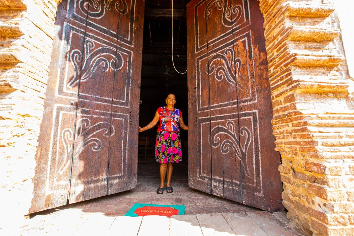 Doña Morelia Luna es la guardiana de las llaves de la iglesia, tal como fue su padre. FOTO CARLOS VELÁSQUEZ