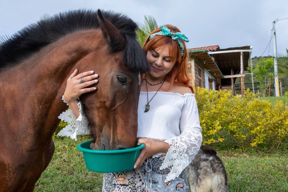 “Desde chiquita he amado a los animales, unos aprenden a lo largo de la vida y otros nacemos con eso” Liseth Bustamante adoptante de los equinos Foto: Edwin Bustamante