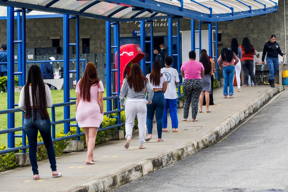Guardando todos los protocolos de bioseguridad, Los visitantes a la cárcel de El Pedregal, guardan el distanciamiento físico. FOTO: Julio César Herrera