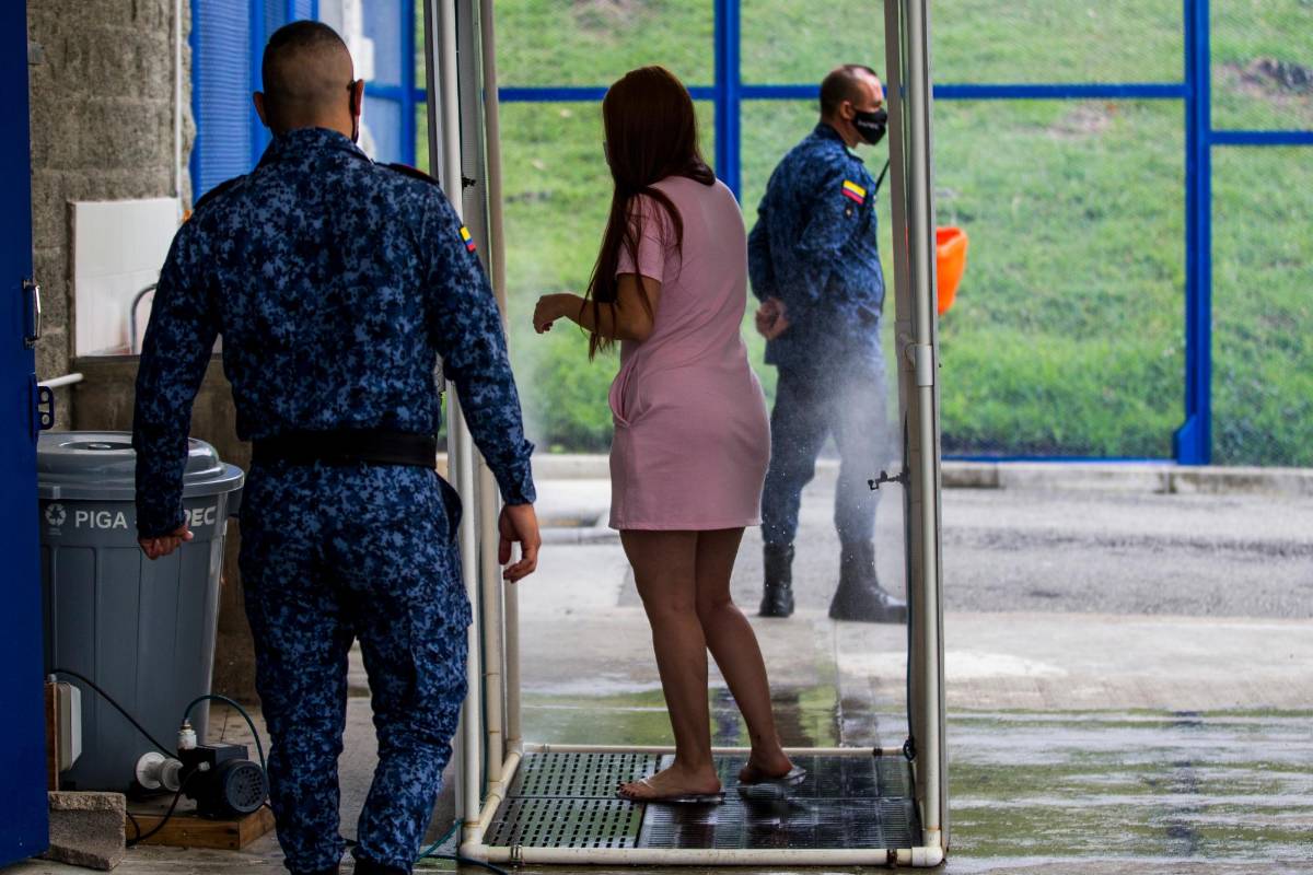 La guardia está siempre presente para que los visitantes cumplan con el lavado de manos y el paso por la desinfección de sus ropas. FOTO: Julio César Herrera