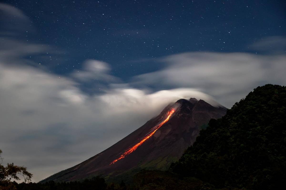 Hoy 25 de mayo el monte Merapi se ve cubierto de nubes y se observa como la lava baja por las pendientes. Foto: Getty