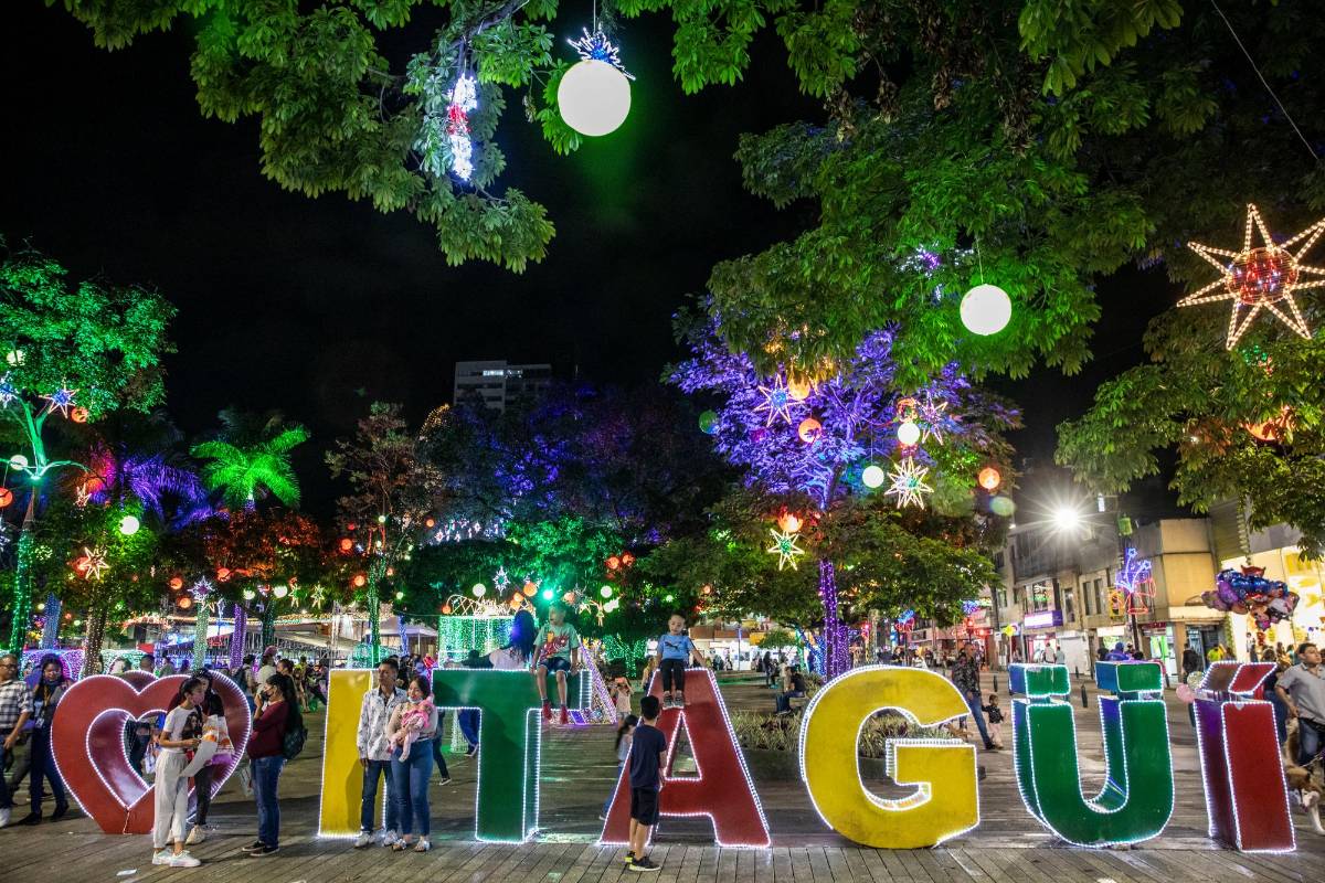 El alumbrado navideño de Itagüí estará encendido hasta el 13 de enero, desde las 6:00 p.m hasta las 3:00 a.m. Foto: Edwin Bustamante
