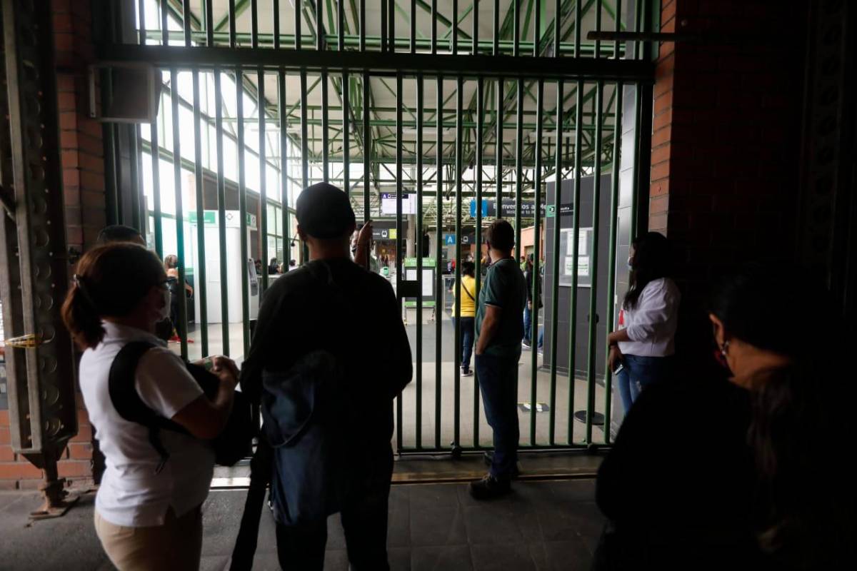 Con buses se cubrió el flujo de pasajeros en las estaciones del norte que estuvieron cerradas por la socavación en la vía producto de las lluvias. Foto: Camilo Suárez