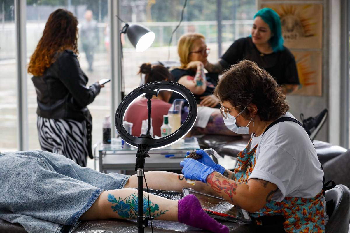 Llegaron personas de todas las edades, algunos para apreciar de cerca a los artistas en su delicada labor y otros con la intención de realizarse un tatuaje. Foto: MANUEL SALDARRIAGA QUINTERO.