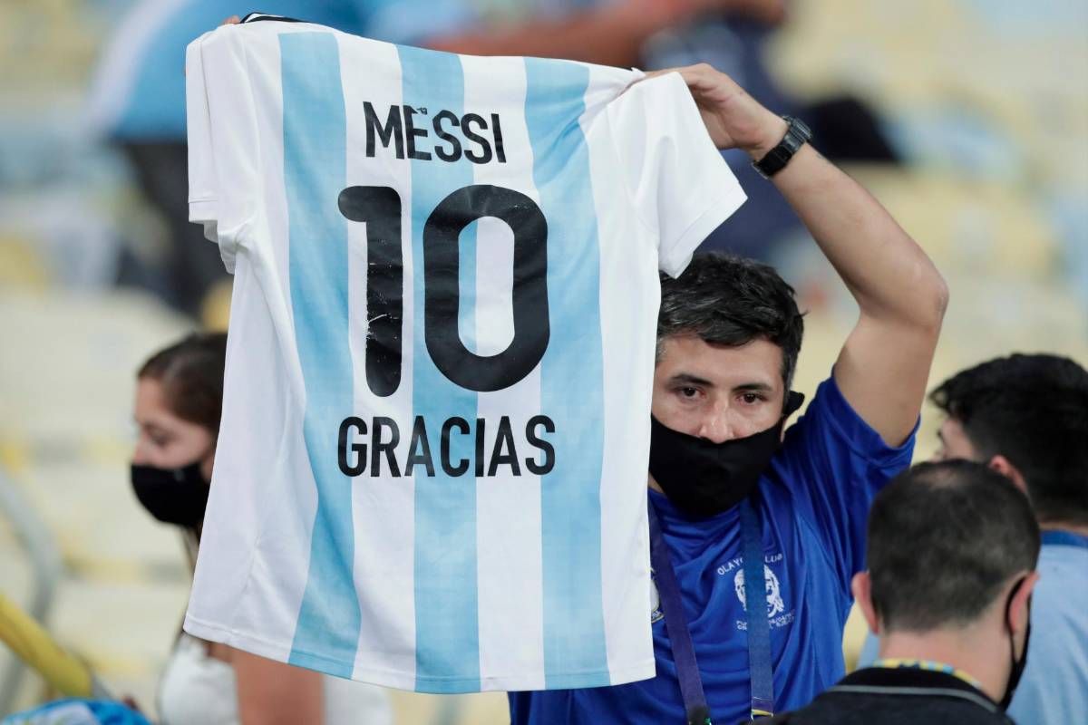 Un aficionado de Argentina, agradece a Messi por el nuevo titulo. Foto: EFE