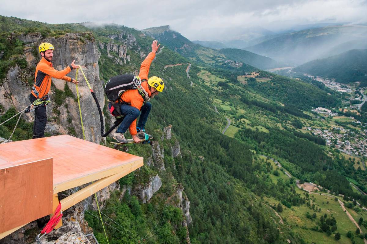 Amantes de los deportes extremos recorren el acantilado en busca de nuevas aventuras y emociones. Foto: Getty