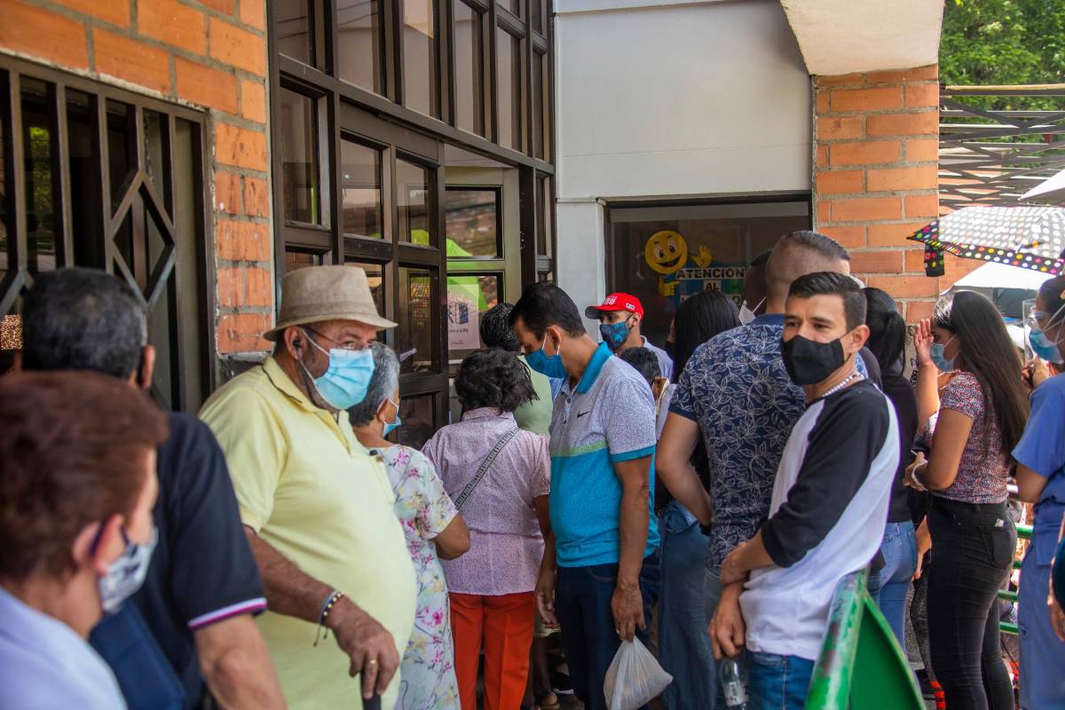 Aunque hay toque de queda hasta este lunes, asistir a un centro de vacunación es una de las excepciones. Foto Carlos Velásquez