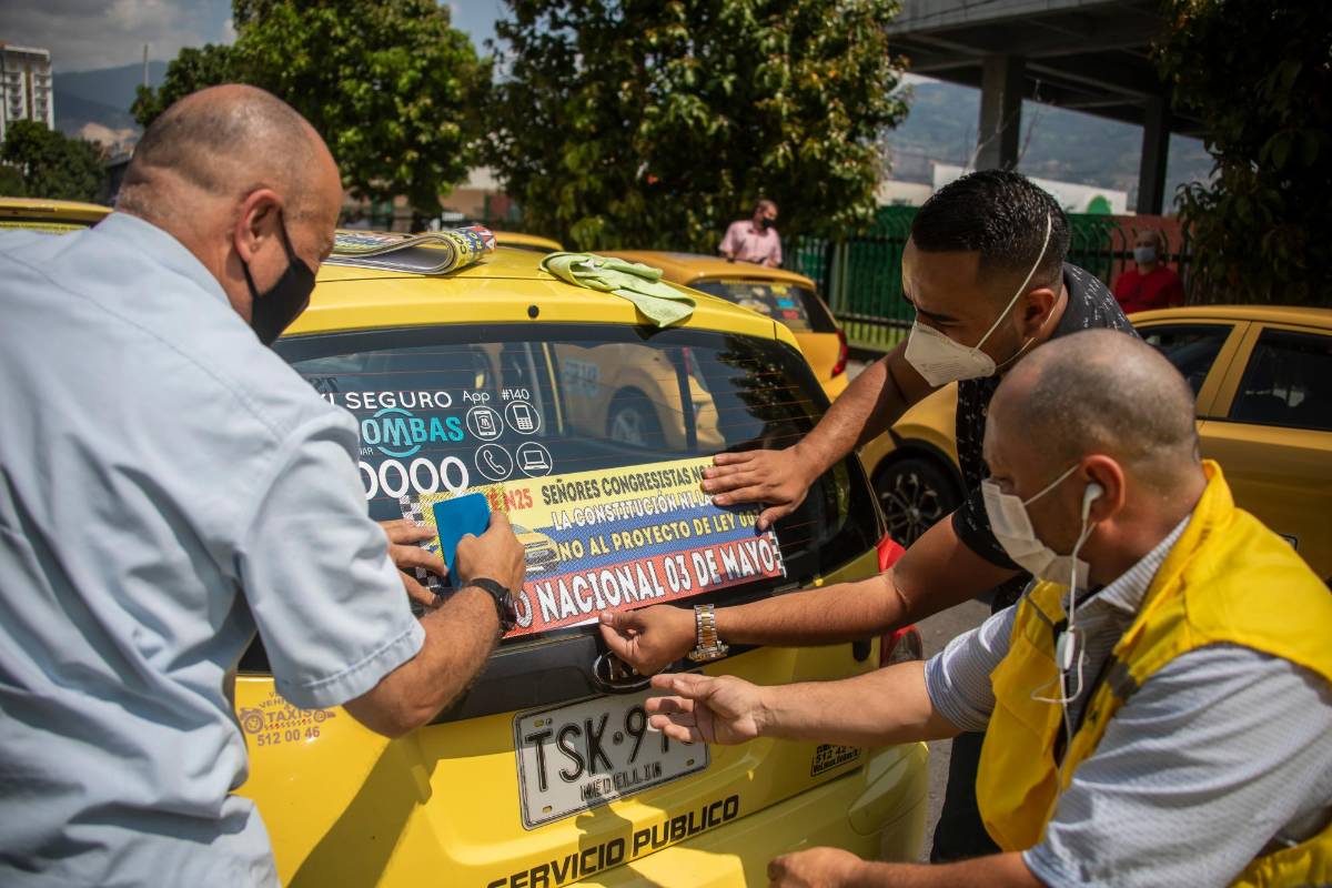 Desde las 10 de la mañana, un grupo de conductores de estos vehículos se concentró con los automotores cerca del almacén Jumbo de la carrera 65. Foto: Carlos Velásquez