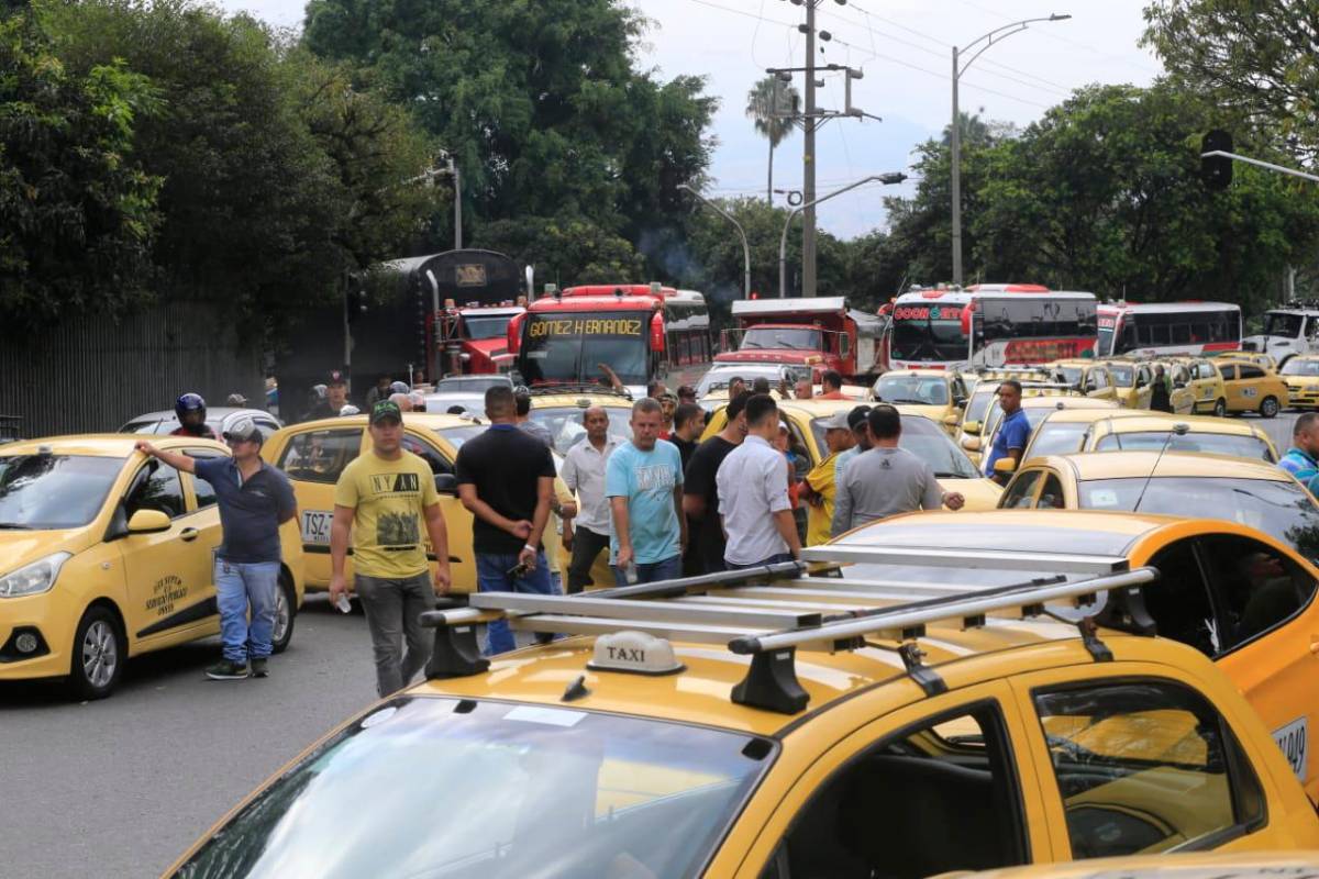 Cerca de la Terminal del Norte, los taxistas bloquean el paso de los carros que van en ambos sentidos y de otros vehículos de servicio público que salen de la terminal. FOTO: ESNEYDER GUTIÉRREZ