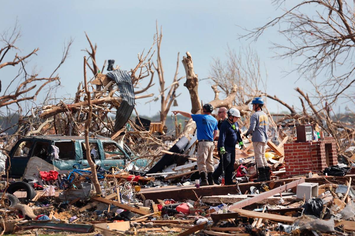 El torbellino dejó a su paso una gran devastación en varios pueblos, muchos árboles y postes de electricidad fueron arrancados. Foto: AFP