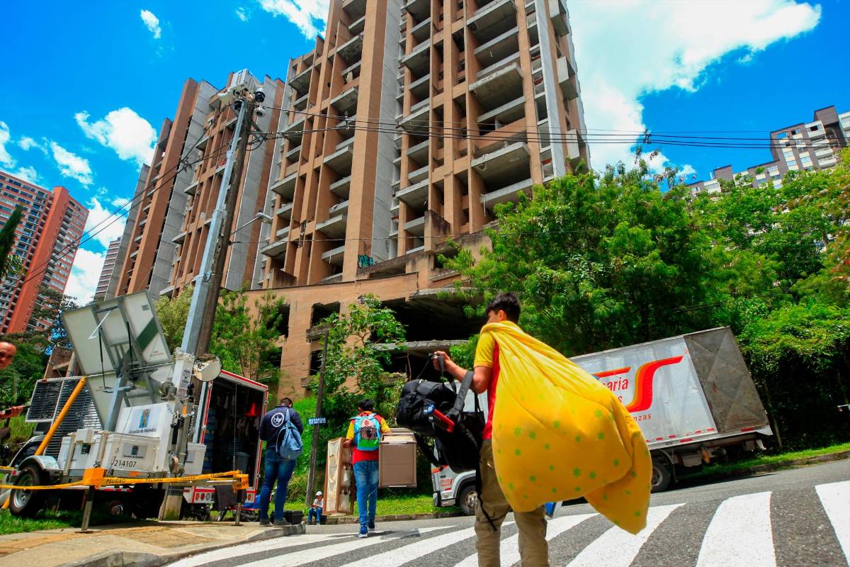 Los residentes y trabajadores de las compañías de mudanzas se apuraron para sacar los enseres más necesarios que pudieran llevarse antes de que las autoridades no les permitieran ingresar más a la edificación. Foto: Camilo Suárez Echeverry