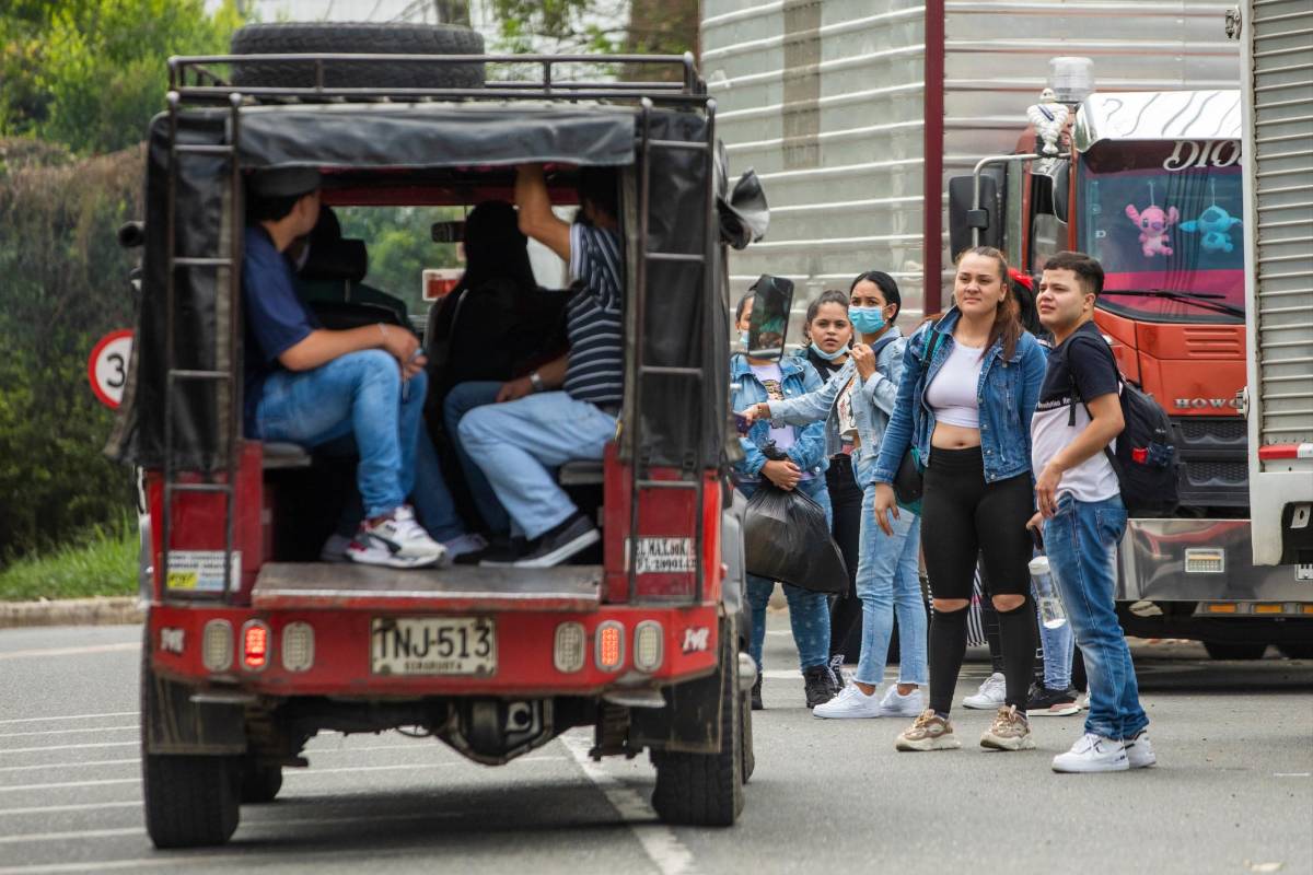 Estos carros tienen poderosas y modernas máquinas reformadas que cuentan con piezas de camión y cajas de cambios duplicadoras gracias a la astucia de “magos” de la mecánica. Foto: Carlos Velásquez