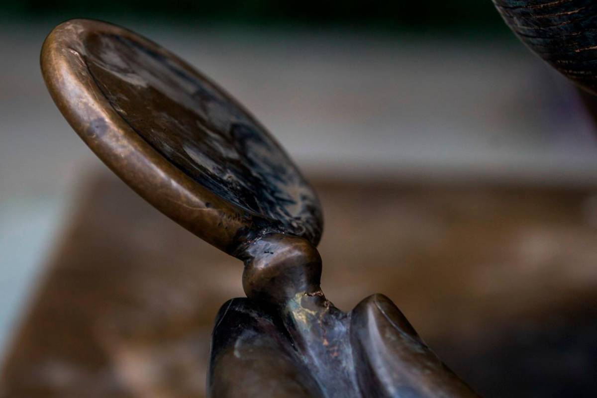 El espejo de la escultura Mujer con espejo tuvo un intento de mutilación. Foto: Julio César Herrera