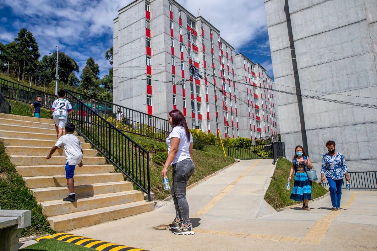Las familias que accederán a los inmuebles pagando cuotas bajas gracias al mecanismo la concurrencia de subsidios. Foto Juan Antonio Sánchez Ocampo