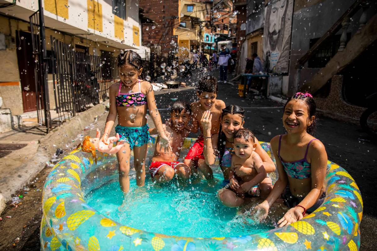 Una de las escenas más comunes en el recorrido que hizo EL COLOMBIANO fue niños disfrutando de sus piscinas inflables. Foto: Carlos Velásquez