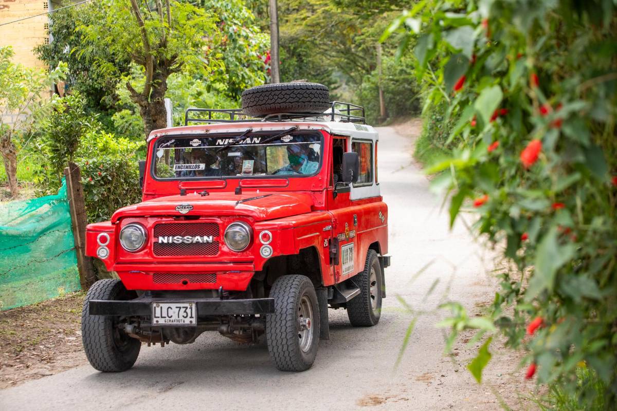 “Los carros pueden parecer viejos, pero hay carros con motores más ecológicos que el de los particulares nuevos”, dijo Jhon Henao, uno de los conductores. Foto: Carlos Velásquez