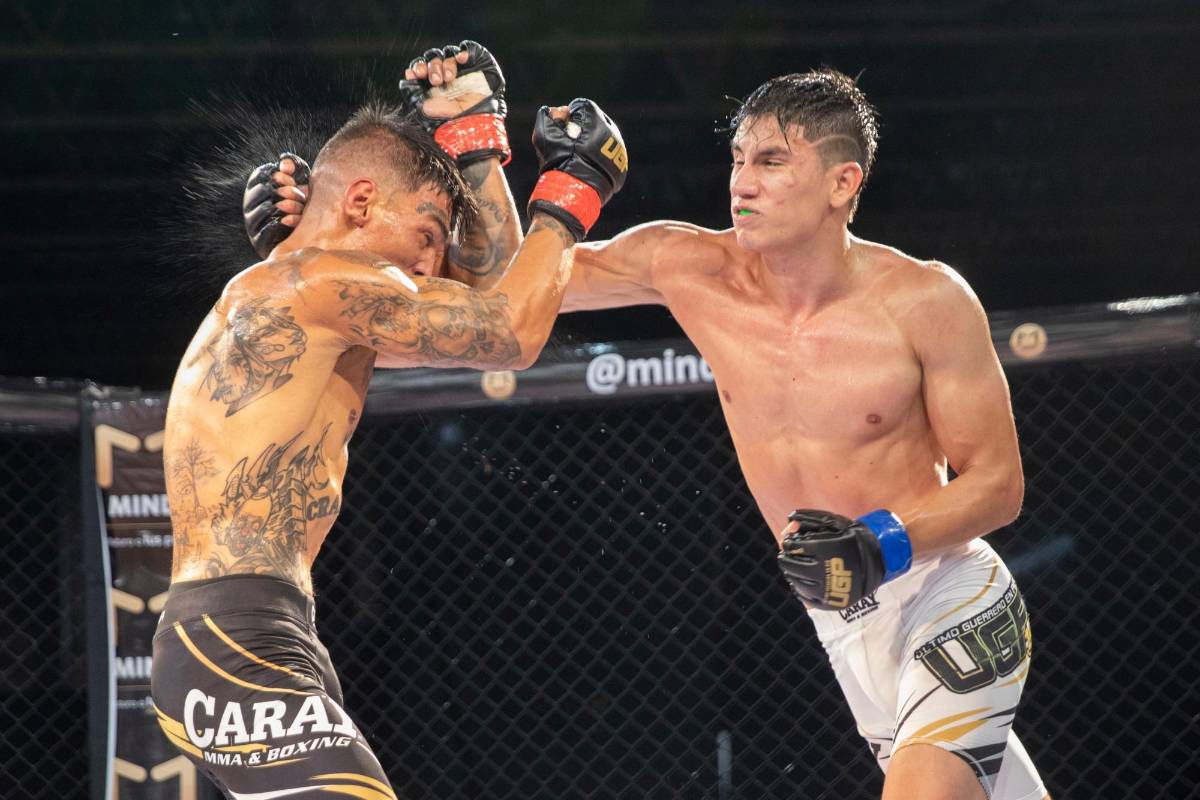 Momento de la pelea entre Fredy Acevedo, ganador (uniforme blanco), y David Múnera (uniforme negro). Foto: Edwin Bustamante.
