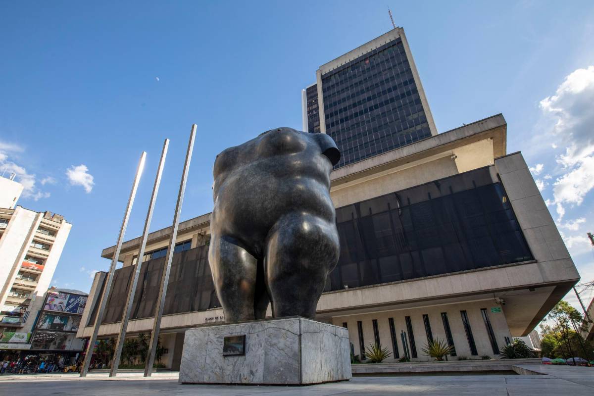 Las afueras del Banco de la República ha sido la morada de la Gorda por estos 35 años. Foto: Edwin Bustamante