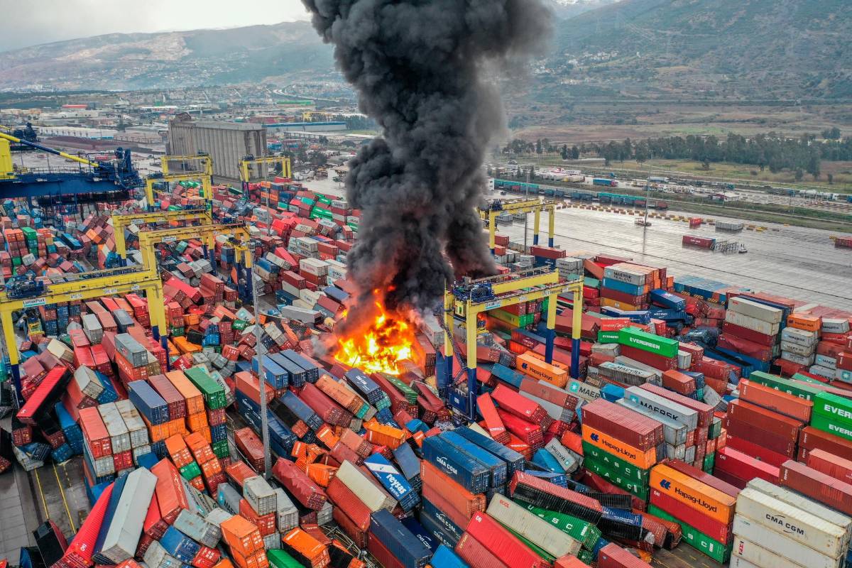 El sismo produjo un incendio en el puerto Internacional de Iskenderun de Hatay, Turquía. Foto: Getty