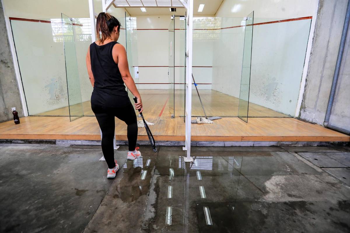El agua se filtra hasta las canchas de squash y ya tiene la madera deteriorada. JAIME PÉREZ.