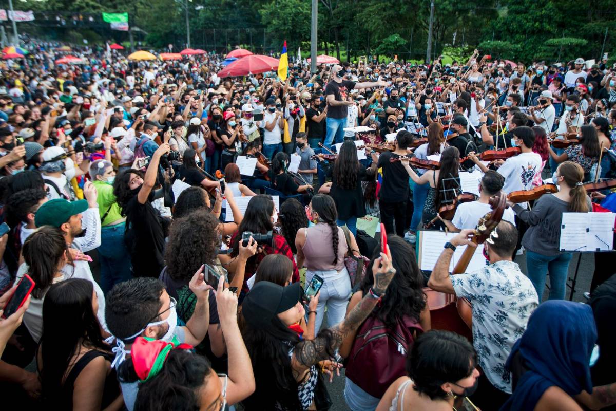 Gran afluencia de publico en las marchas por las calles de la capital antiqoueña. FOTO: Julio César Herrera
