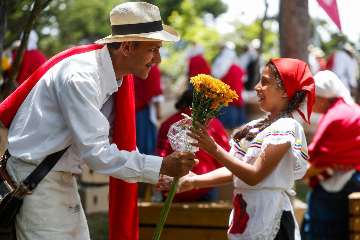 Los silleteros se encontraron en el Parque Arví para el tradicional trueque en el que reciben flores de las empresas que hacen parte de Asocolflores. FOTO Manuel Saldarriaga