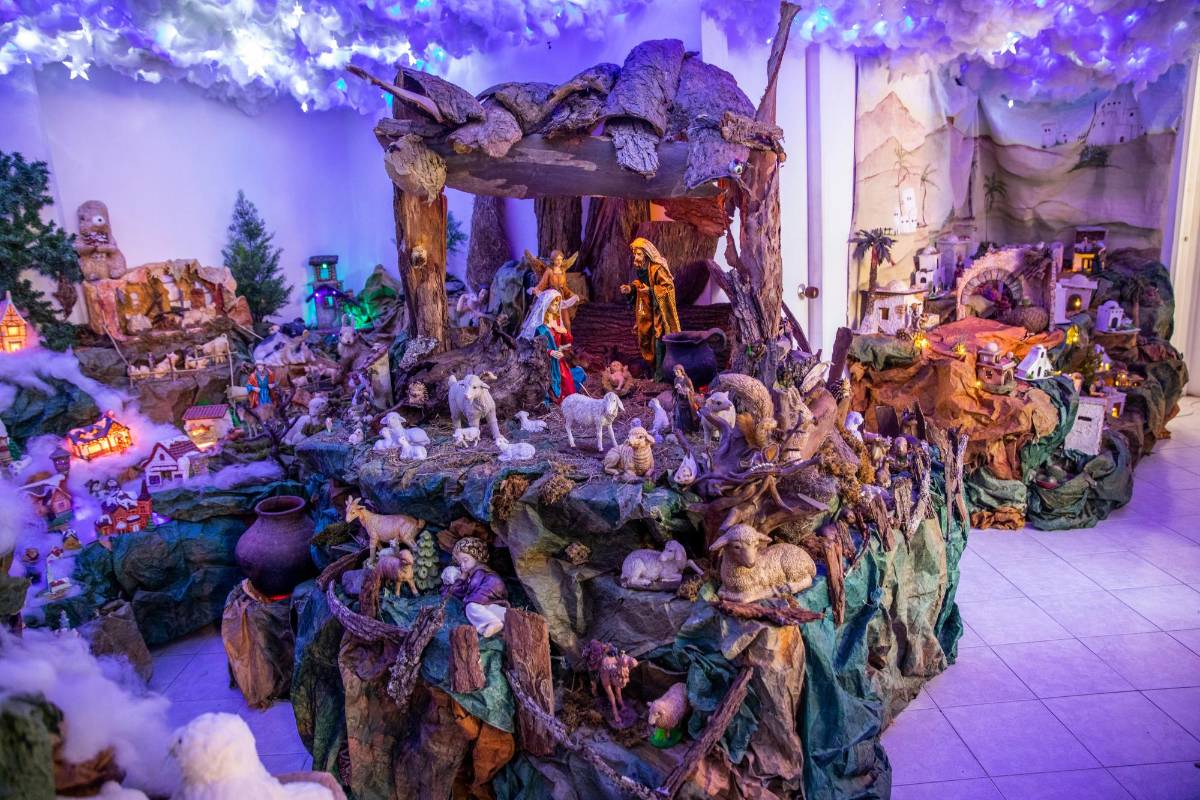 El pesebre abarca tres espacios distintos de la casa, tiene un cielo hecho de algodón y luces e, incluso, una cascada de agua.