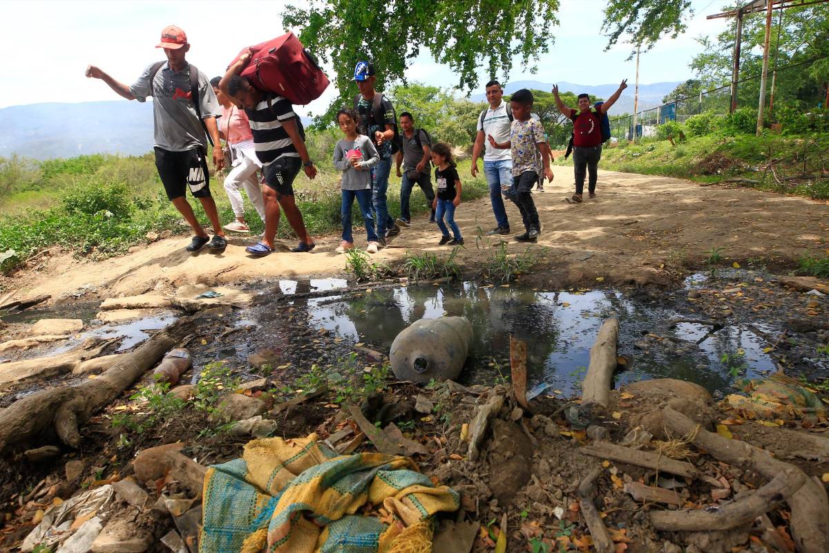Por ese kilómetro de tierras secas pasan personas, mercancías. Foto: Camilo Suárez