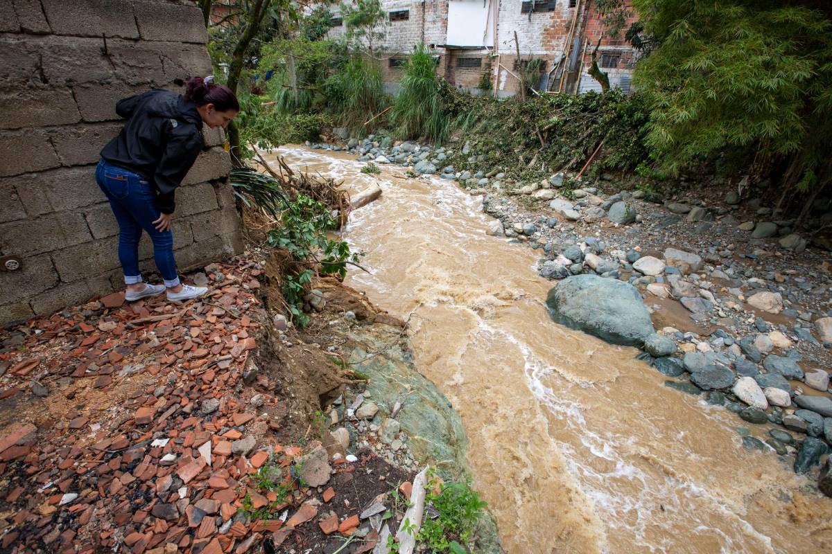 Los habitantes del barrio San Javier en Itagüí están preocupados debido a las grandes crecientes de la quebrada Doña María Foto: Edwin Bustamante