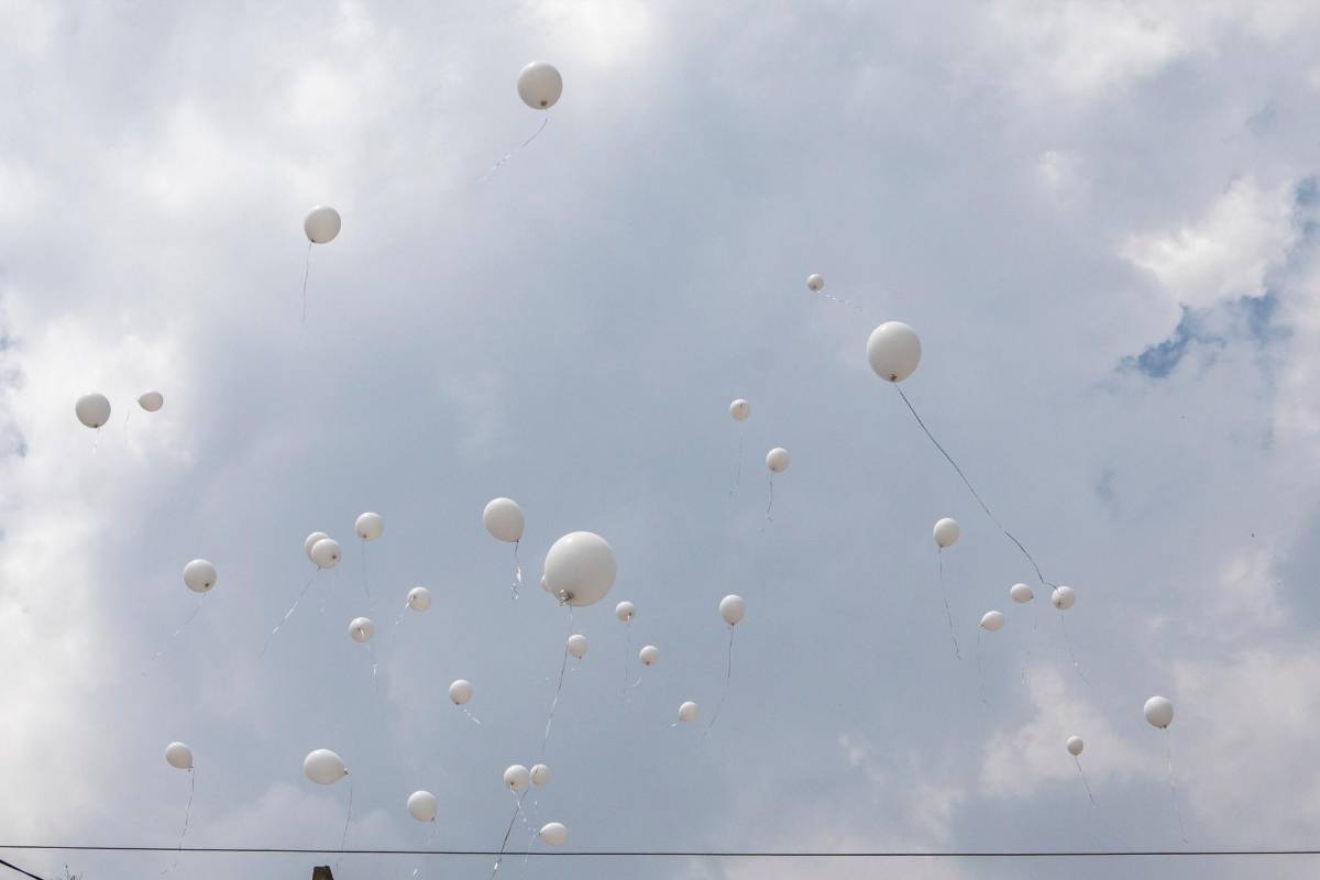 Con globos blancos los compañeros de la cofradía le rindieron un sentido homenaje a Gustavo Adolfo Valencia. Foto: Edwin Bustamante