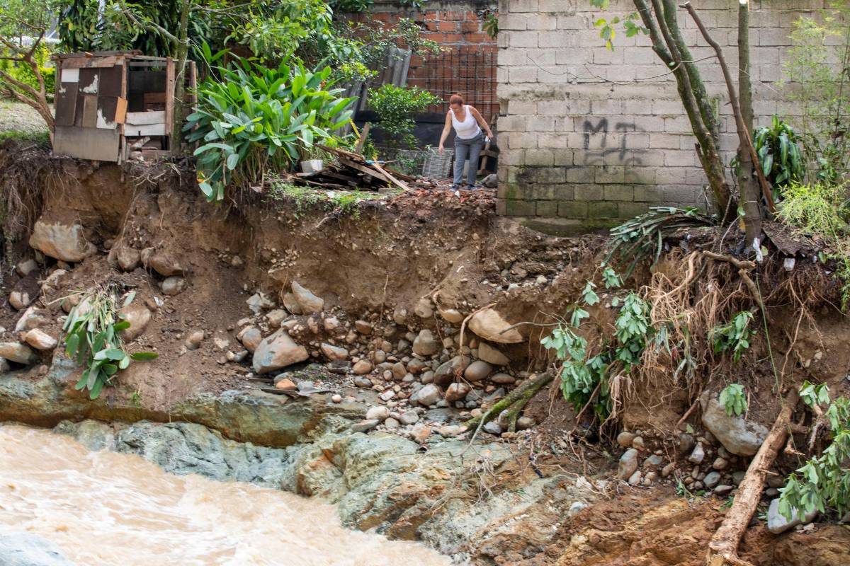 Las recientes crecientes de la quebrada Doña María en Itagüí están socavando los cimientos de las viviendas Foto: Edwin Bustamante