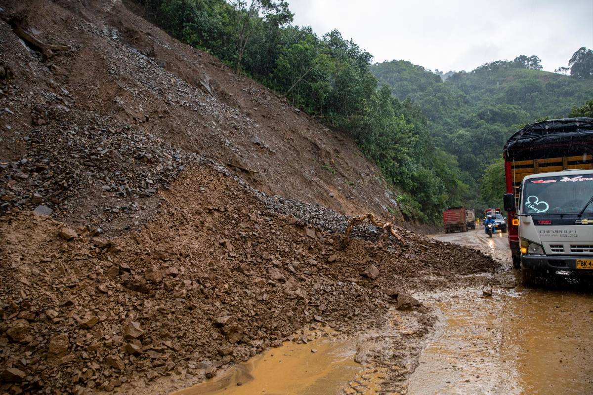 La temporada de lluvias que sacude en Antioquia ha traído graves repercusiones en las vías. En el suroeste hay paso a un carril en el sector de Camilo C. Foto: Carlos Velásquez