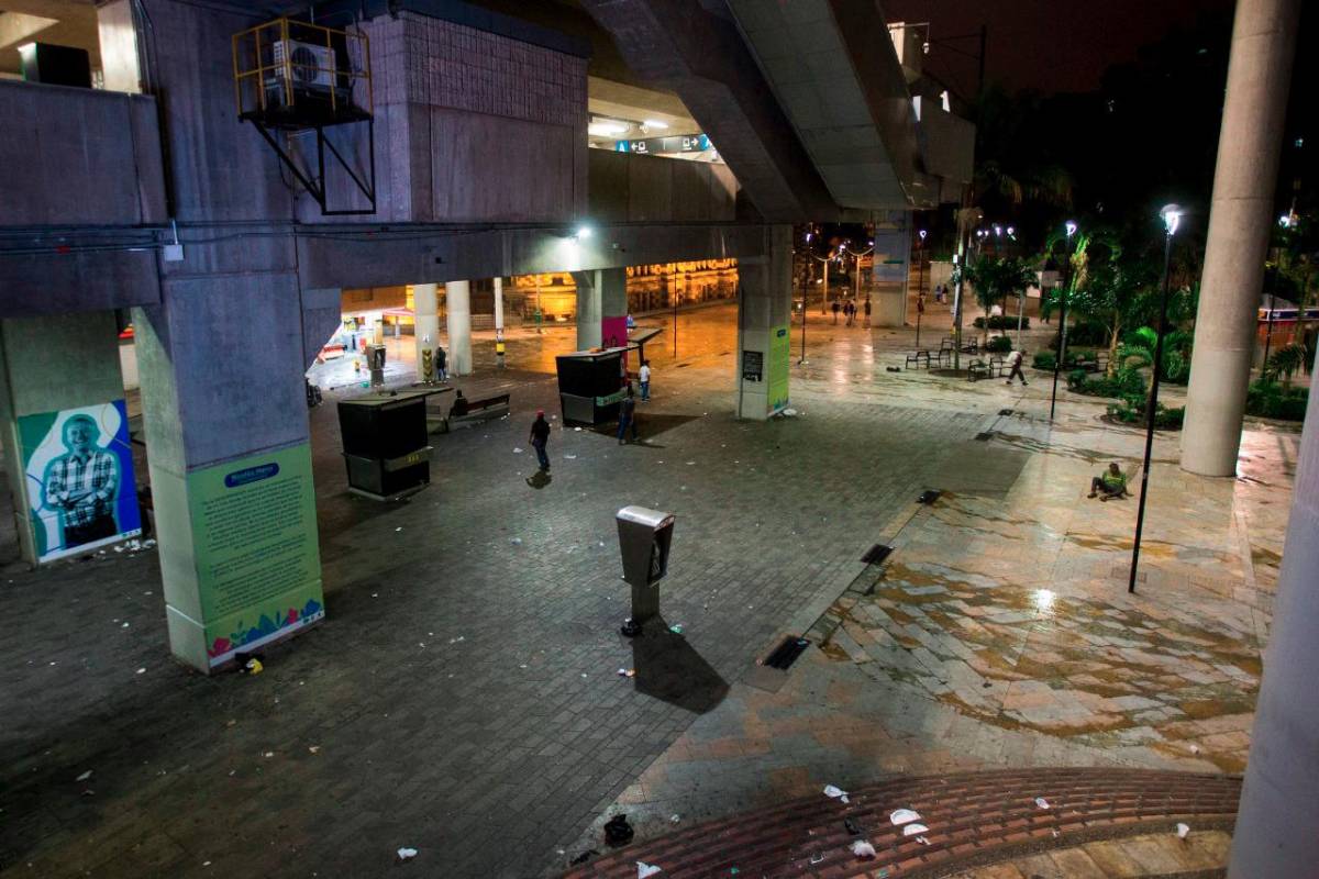 Bajo el metro estación parque Berrio. FOTO: Julio Cesar Herrera