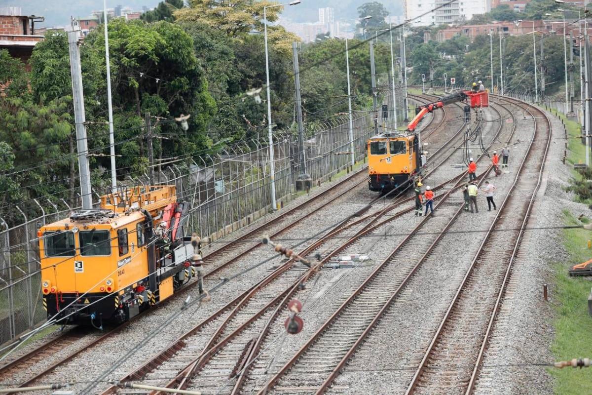 Con buses se cubrió el flujo de pasajeros en las estaciones del norte que estuvieron cerradas por la socavación en la vía producto de las lluvias. Foto: Camilo Suárez