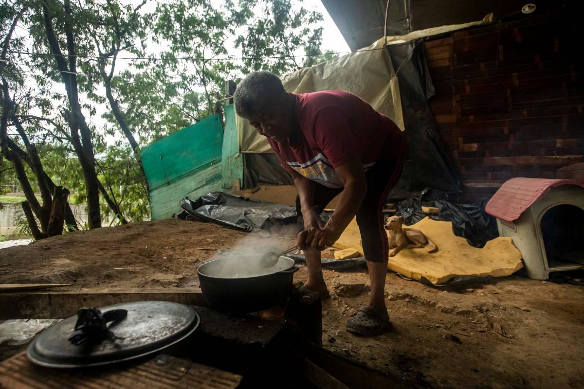 Muchos no tienen fogón y cocinan en leña, como la señora María Elena Córdoba. FOTO: CARLOS VELÁSQUEZ