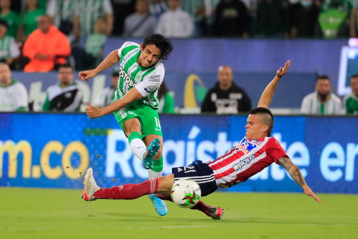 Nacional buscó el gol desde el arranque, pero se encontró con una sólida defensa del Junior. FOTO: JAIME PÉREZ