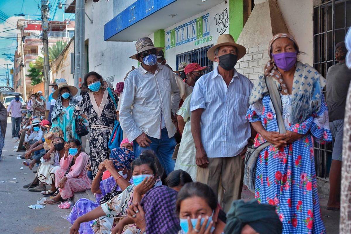 Adultos mayores Wayuu, realizaron filas para cobrar su pensión, que generaron aglomeraciones en la zona bancaria del centro de Maicao, Guajira. Foto: Lis Machado