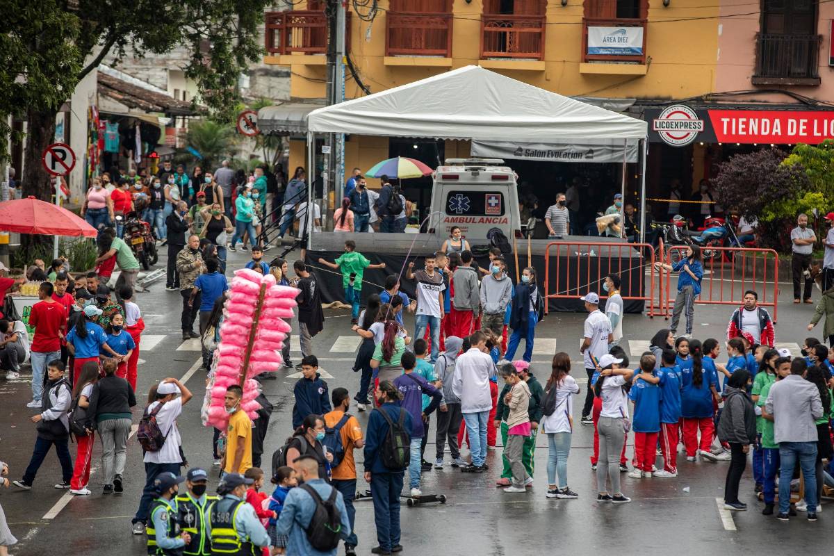 Ante la necesidad de motivar a sus alumnos en la práctica del deporte, los profesores promovieron los juegos tradicionales en las horas de recreo. Foto : Camilo Suárez.