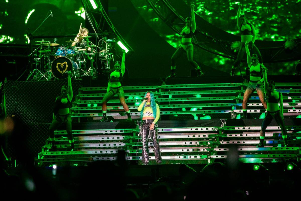 Vestida con un pantalón negro con brillantes y una camiseta verde con la palabra Bichota estampada, la reguetonera interpretó Sejodioto, la canción que abrió un show. Foto Camilo Suárez