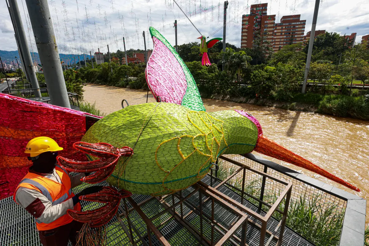 El montaje requiere una meticulosa coordinación técnica y logística, transforma el corredor del río en una vasta obra de arte efímero, tejiendo millones de bombillas y miles de figuras a lo largo de sus riberas y estructuras aledañas. Foto: Manuel Saldarriaga Quintero.