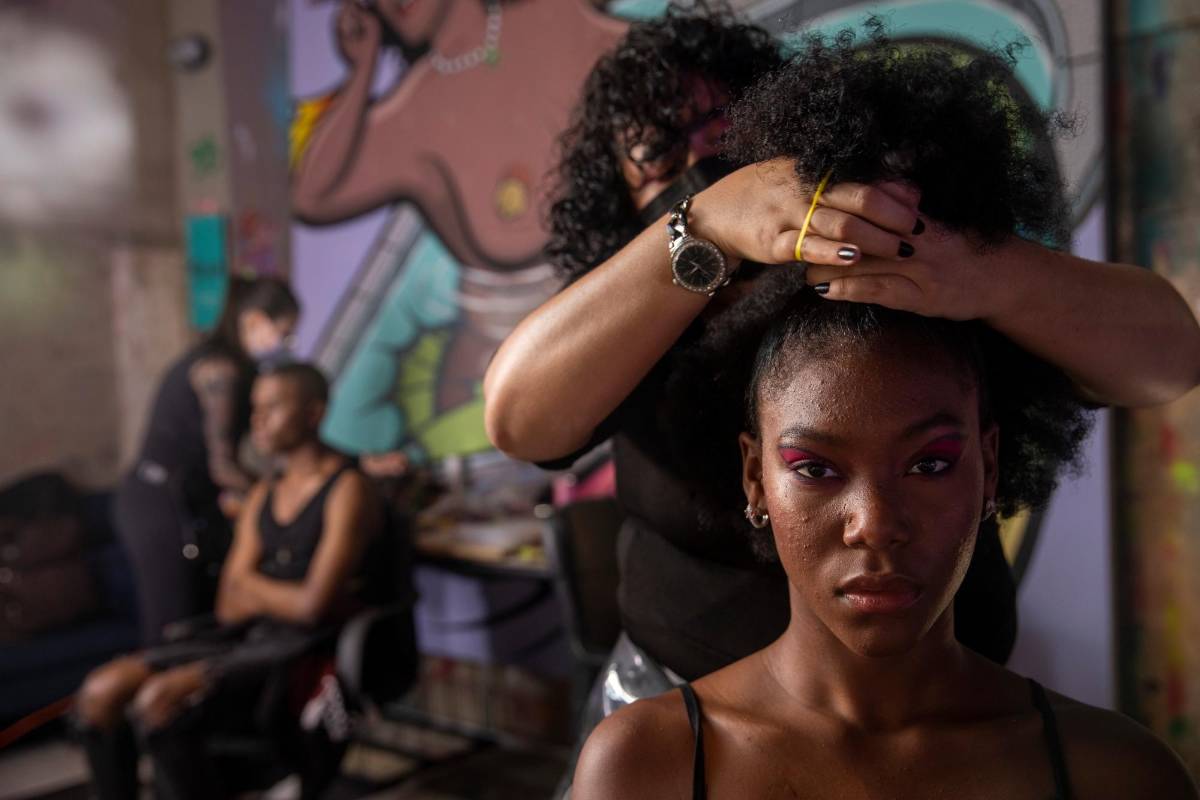 “Siempre he estado rodeado de mujeres y por eso he desarrollado una sensibilidad por la piel y el espectáculo, a raíz de eso decidí que quería estudiar diseño de modas y desde ahí hago show”, dijo el diseñador. Foto: Carlos Velásquez