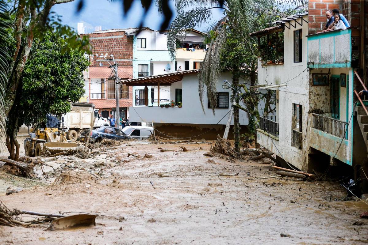 Muchas personas no han podido salir de sus viviendas porque el lodo tapona la entrada de las casas. Foto: Esneyder Gutiérrez