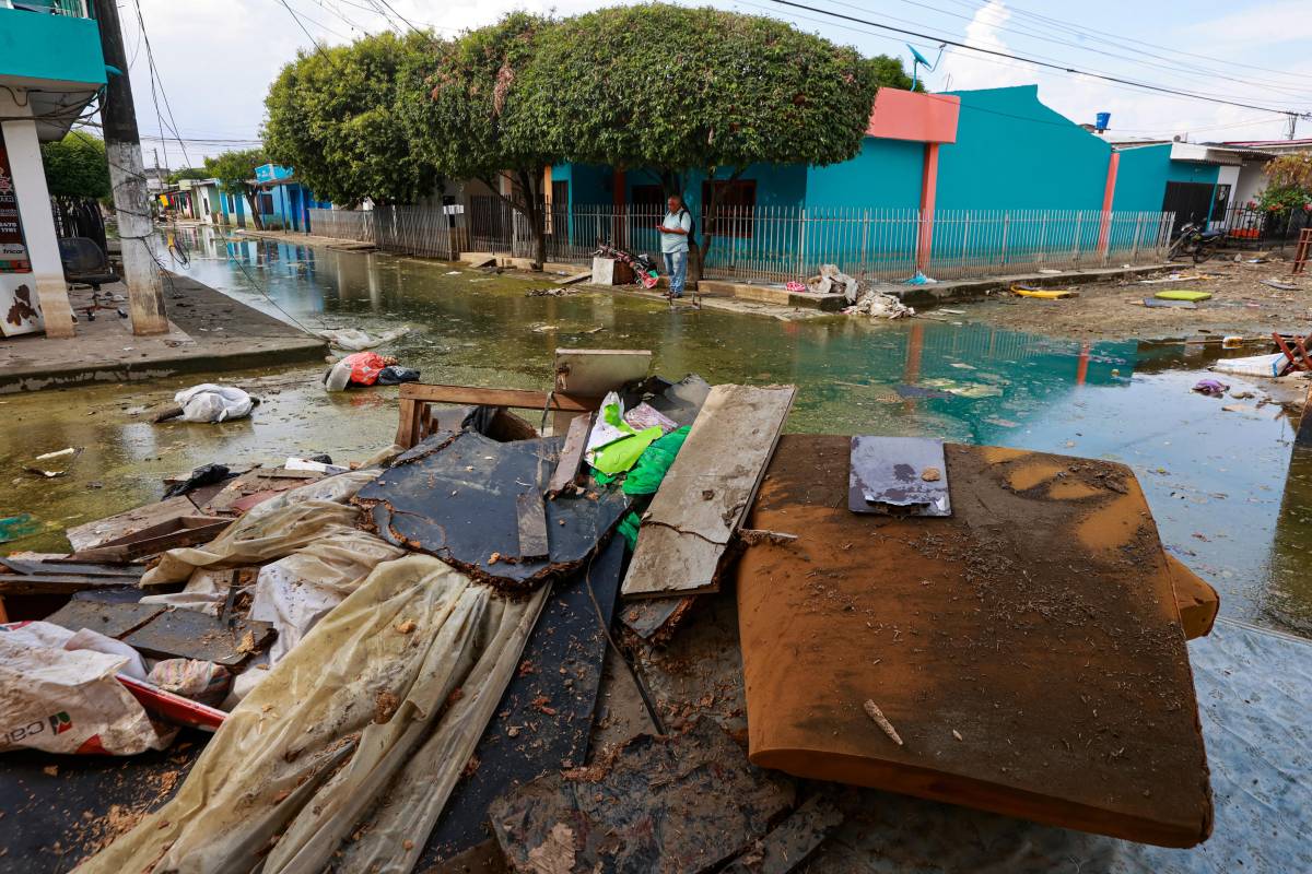 El agua que expulsó a sus habitantes permanece estancada, oscura, con un olor penetrante. Las plagas comienzan a aparecer y algunas familias sacan serpientes de los pocos bordes secos que quedan. Foto: Manuel Saldarriaga Quintero.