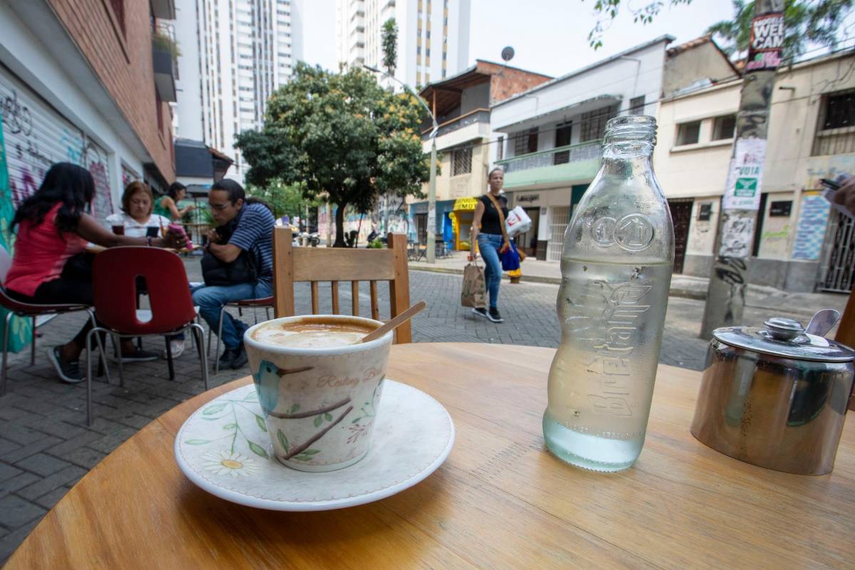 En el Pasaje Cervantes existen un par de cafés y el teatro El Trueque, sitios que le dan un toque cultural al entorno. Foto: Edwin Bustamante