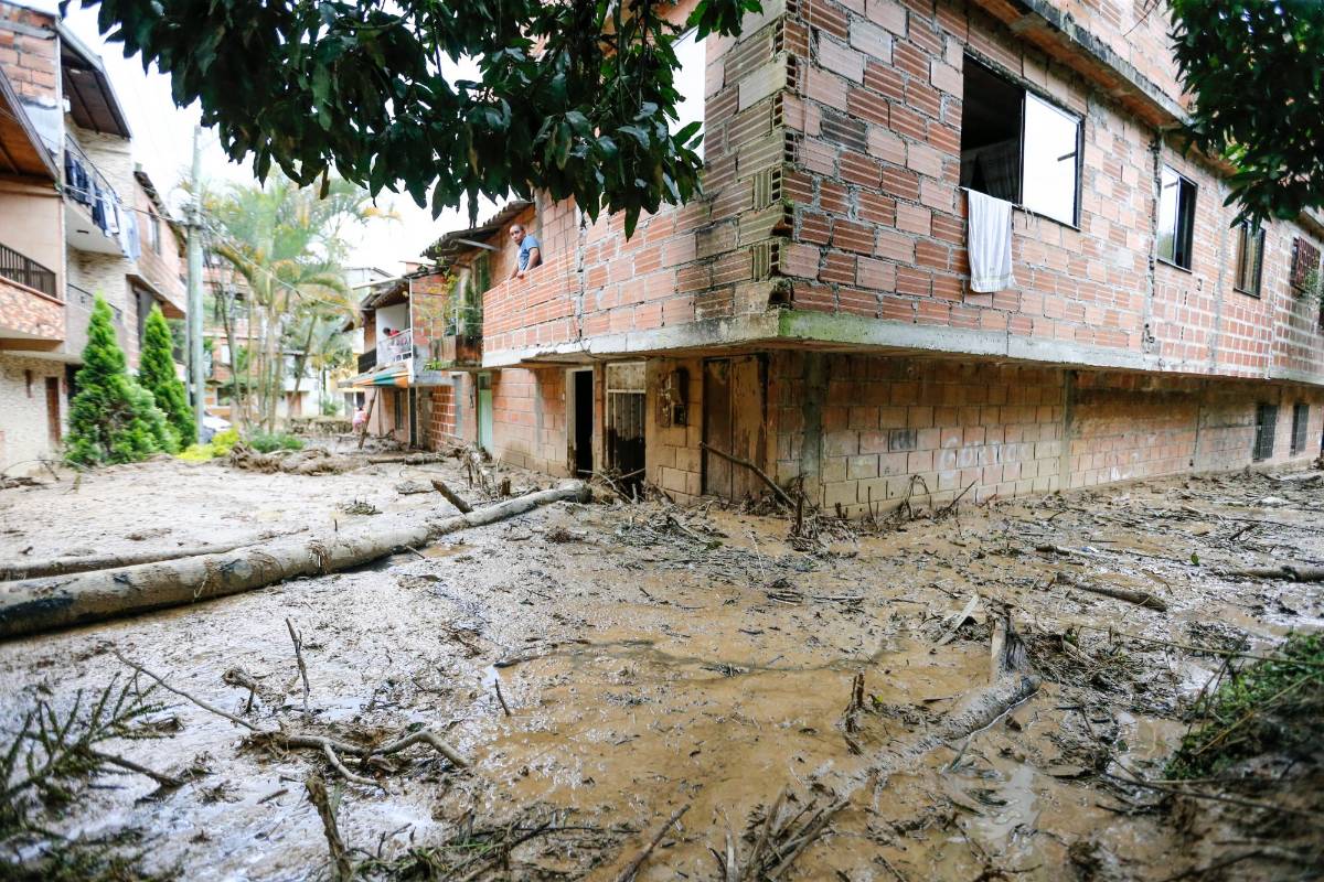 La emergencia se presentó por las fuertes lluvias que ocasionaron el daño en una tubería de una empresa privada y un deslizamiento de tierra. Foto: Esneyder Gutiérrez