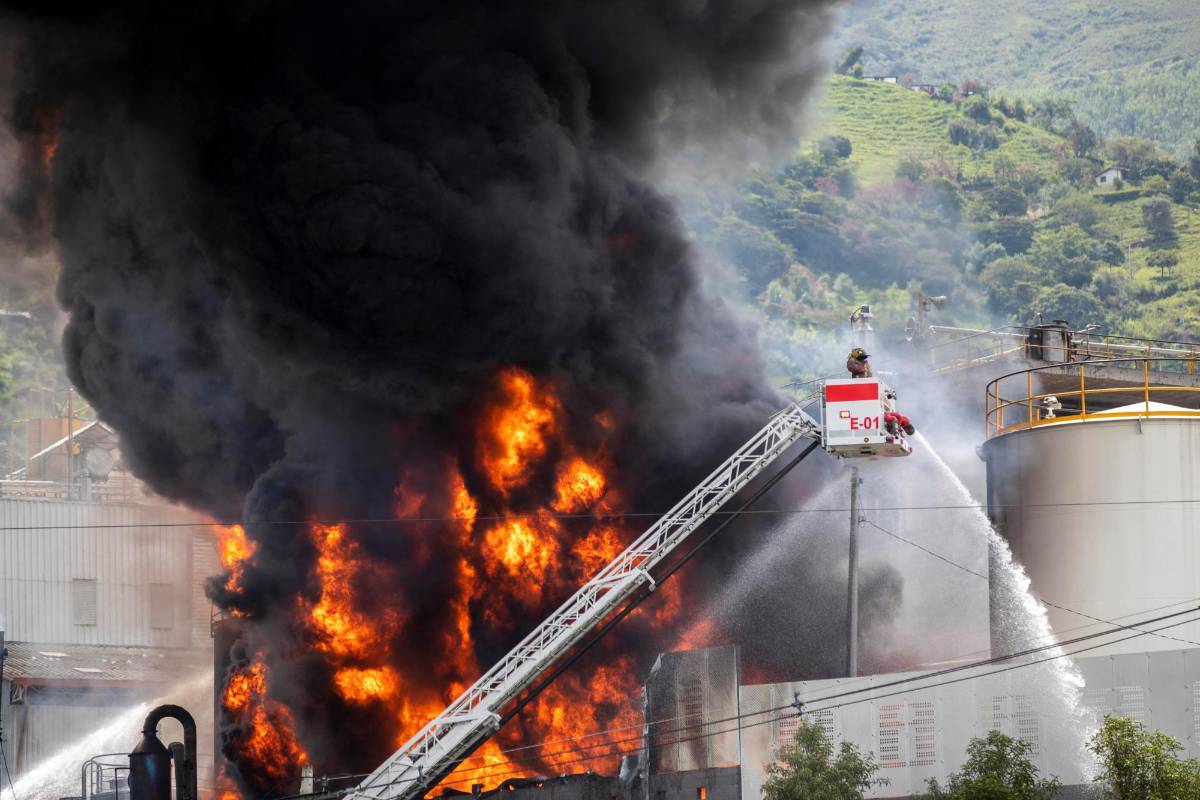  Organismos de socorro atendieron el incendio en la fábrica de insumos, cerca al Peaje el trapiche, en jurisdicción del municipio de Girardota. Foto: Jaime Pérez.